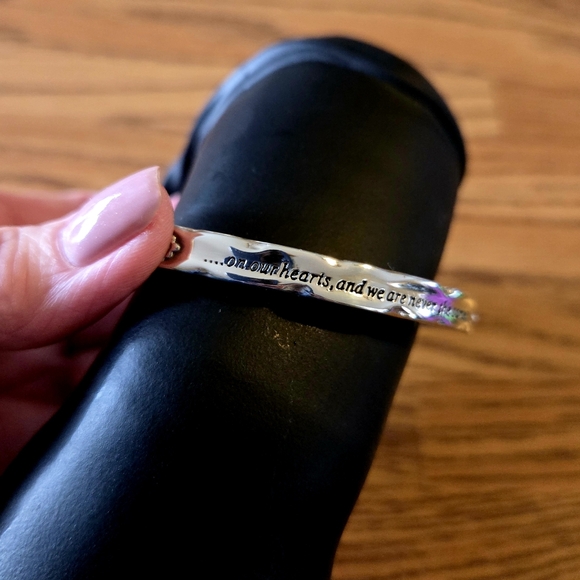 BRIGHTON "Footprints" Silver Hammered Hinged Bangle Bracelet JEWELRY TO LIVE IN - Picture 4 of 12